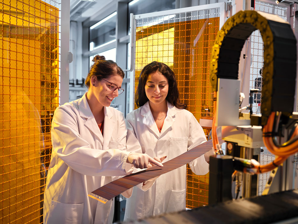 Zwei Frauen untersuchen im Labor eine Maschine