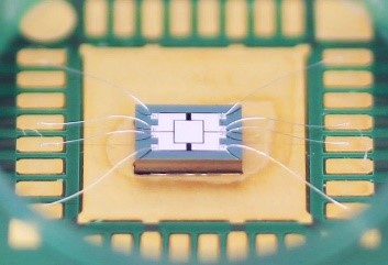 Aufegbauter Mikrospiegel mit piezoelektrischem AlN als Wandlermaterial.