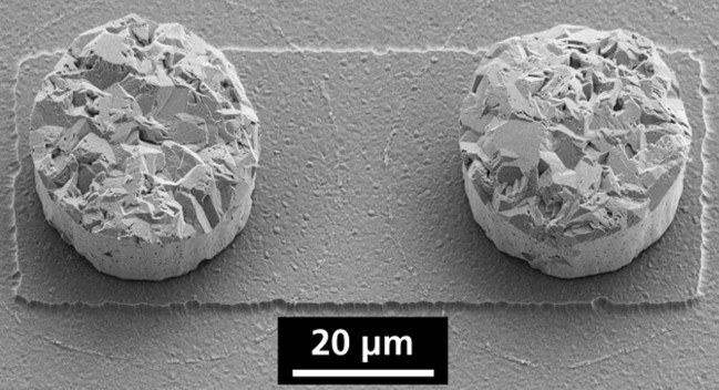 Aluminium Bumps mit 30 µm Durchmesser für die Ultraschall-FlipChip Montage (Abscheide und Bond derzeit in Entwicklung)