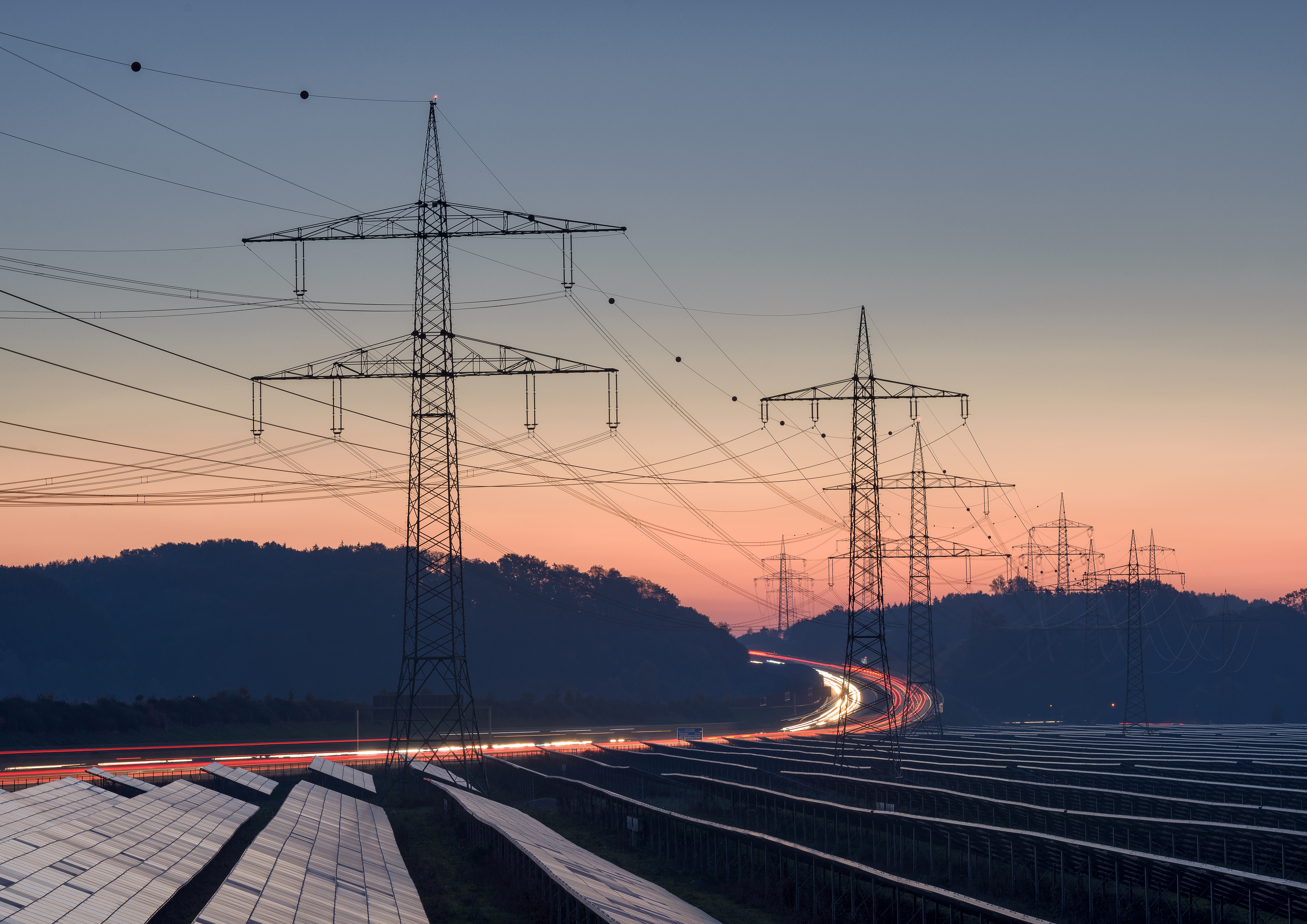 MEV147042 Ueberlandleitungen, Solarpark an der A8 in Bayern, BRD