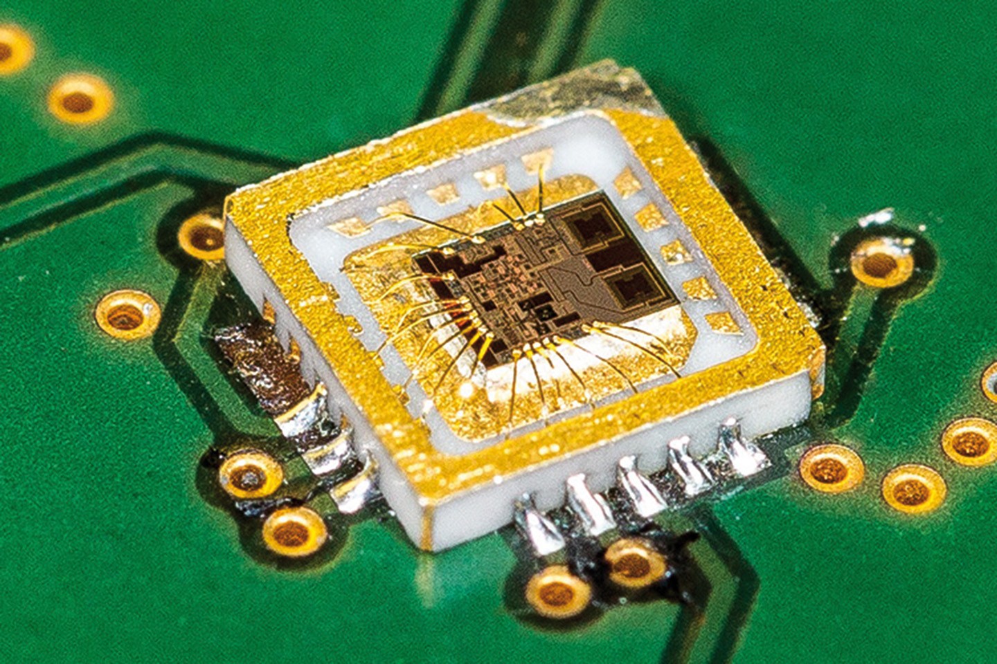 The radar chip in an open QFN package, which is mounted on an FR4 board.