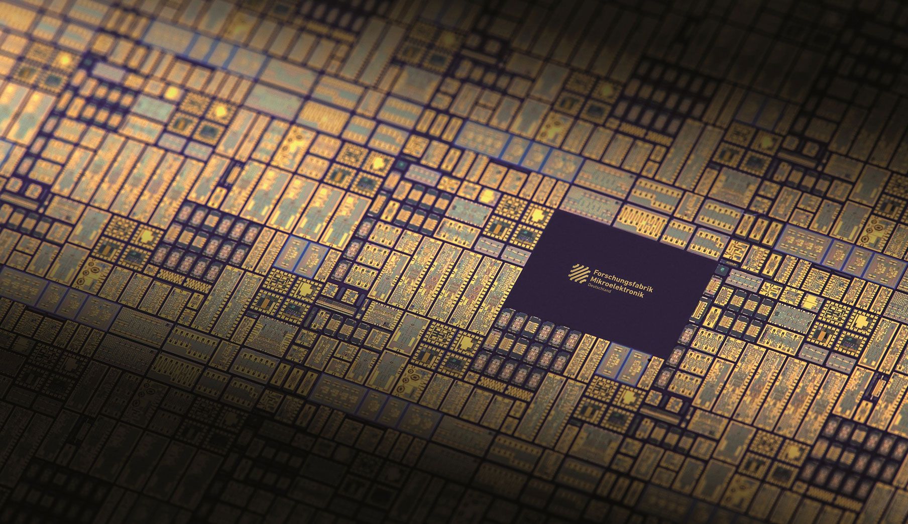Das Logo der Forschungsfabrik Mikroelektronik Deutschland auf einer Leiterplatte